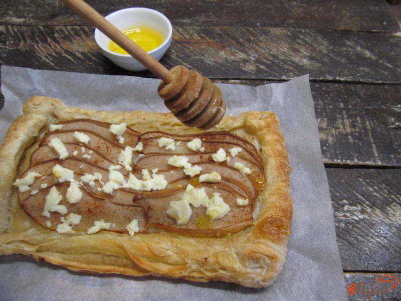 Фото приготовление рецепта: Грушевый пирог с сыром фета и медом шаг №5
