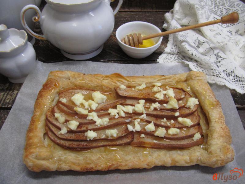 Фото приготовление рецепта: Грушевый пирог с сыром фета и медом шаг №6