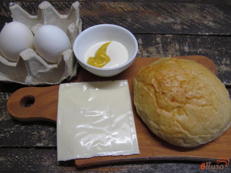 Фото приготовление рецепта: Булочка с яйцом и огурцом шаг №2