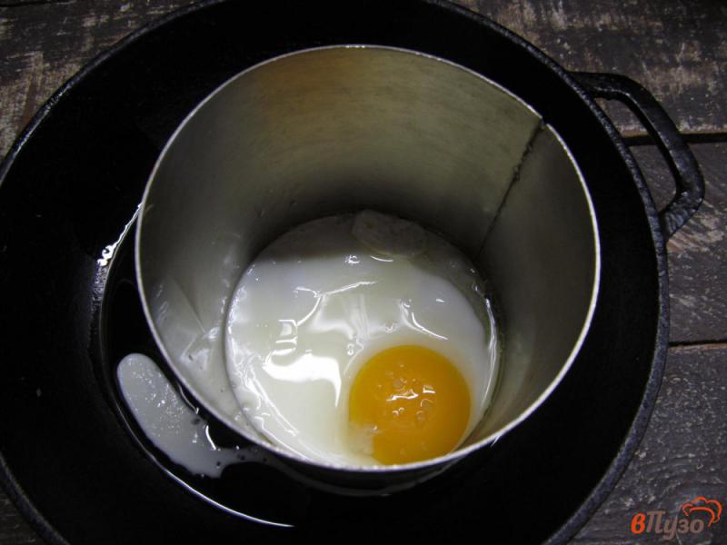 Фото приготовление рецепта: Булочка с яйцом и огурцом шаг №6