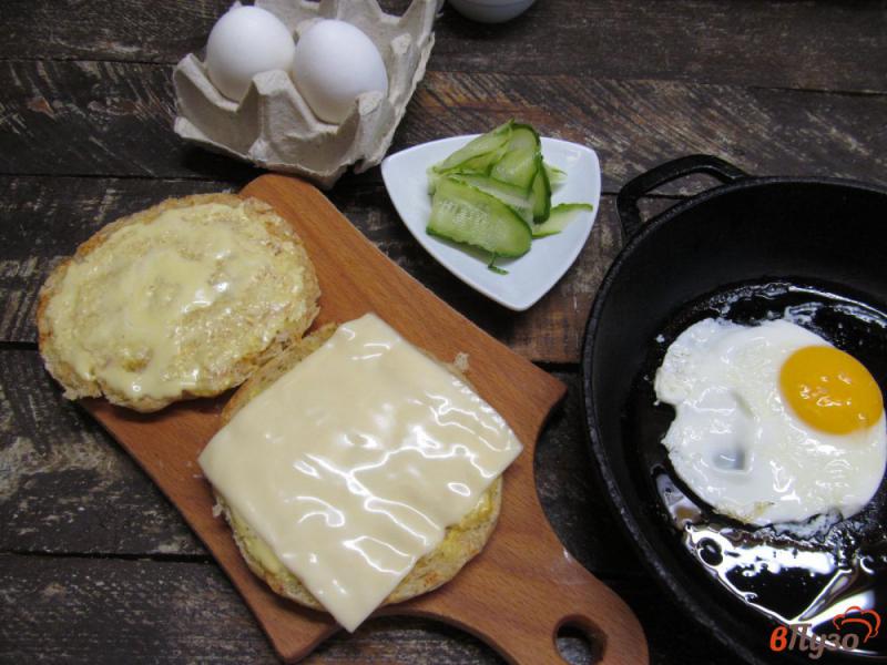 Фото приготовление рецепта: Булочка с яйцом и огурцом шаг №7