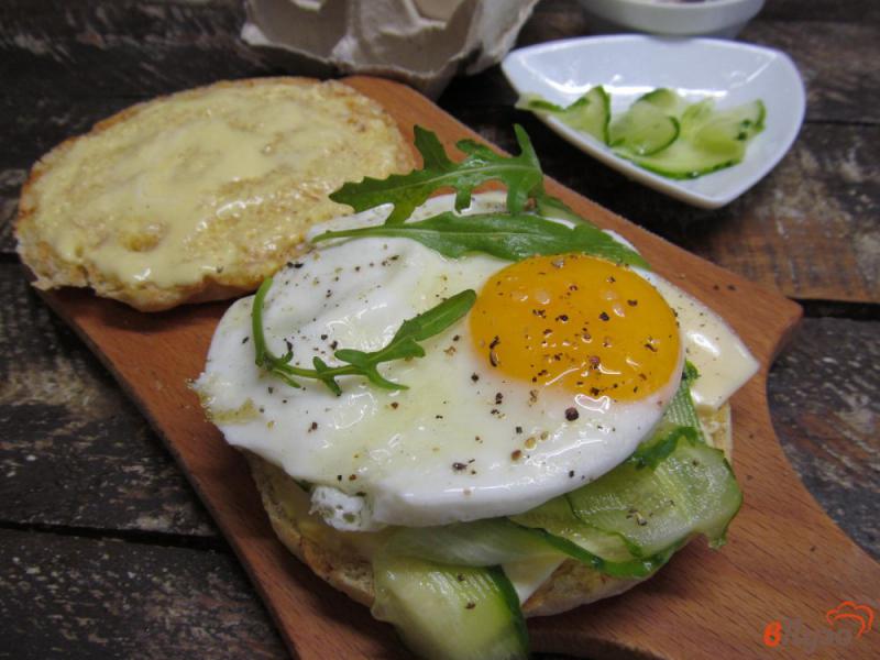Фото приготовление рецепта: Булочка с яйцом и огурцом шаг №8