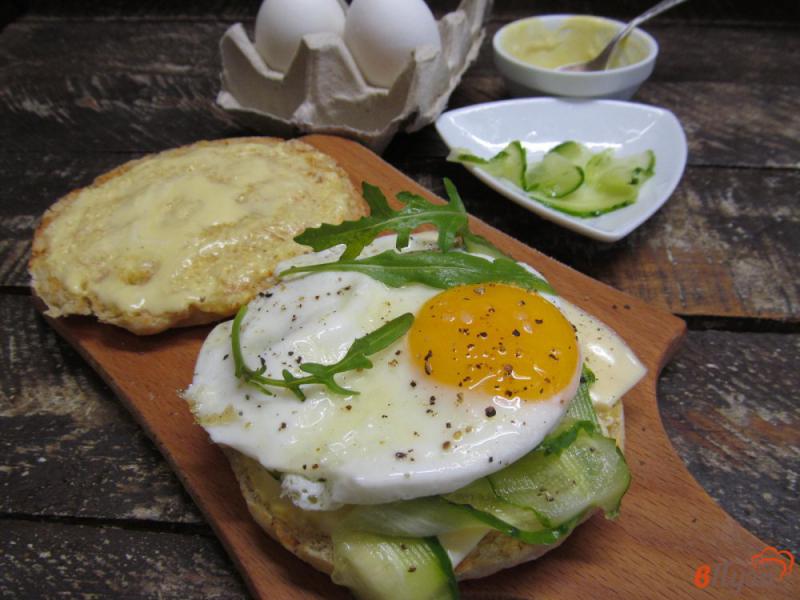 Фото приготовление рецепта: Булочка с яйцом и огурцом шаг №9