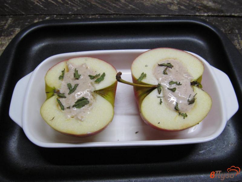Фото приготовление рецепта: Печеные яблоки с сыром шаг №4