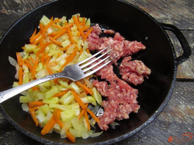 Фото приготовление рецепта: Гречка с мясным фаршем и овощами шаг №4