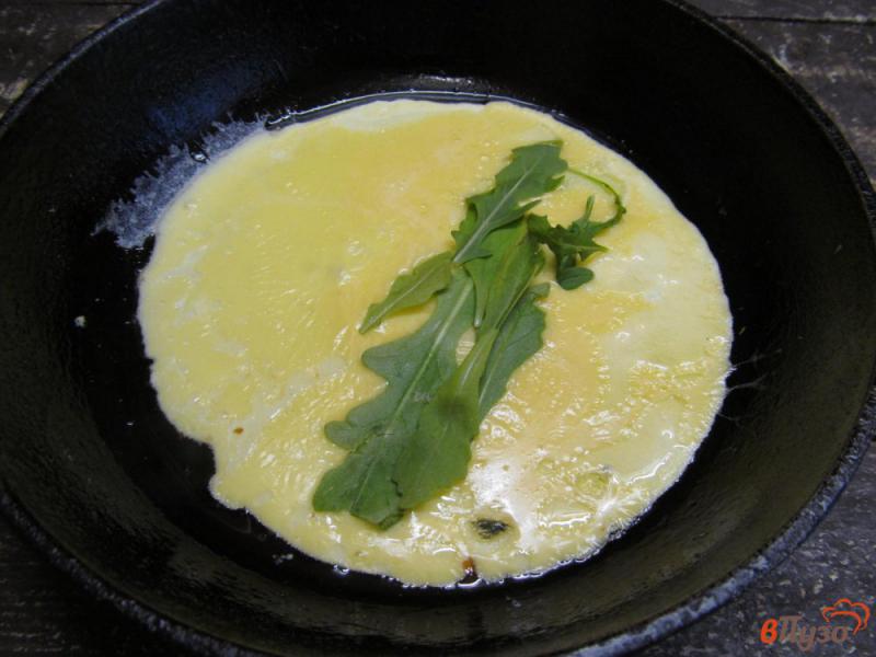 Фото приготовление рецепта: Рулет из омлета с сыром фета и рукколой шаг №2