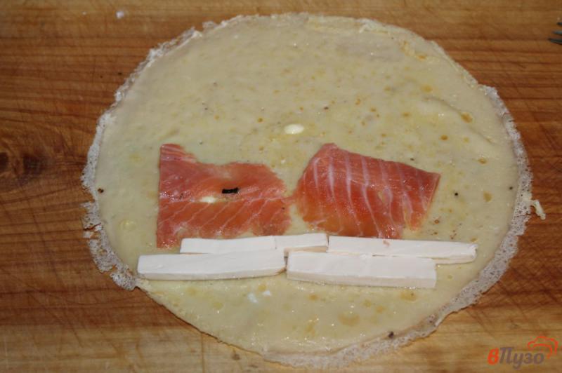 Фото приготовление рецепта: Блины с сыром и рыбой шаг №5
