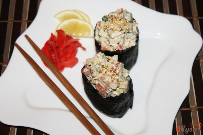 Фото приготовление рецепта: Гункан - суши с крабовыми палочками и рыбой шаг №6