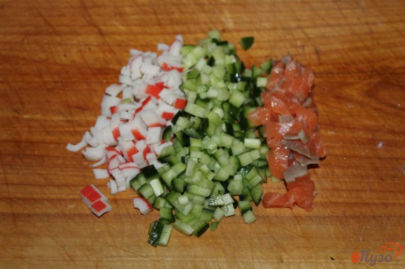 Фото приготовление рецепта: Гункан - суши с крабовыми палочками и рыбой шаг №2
