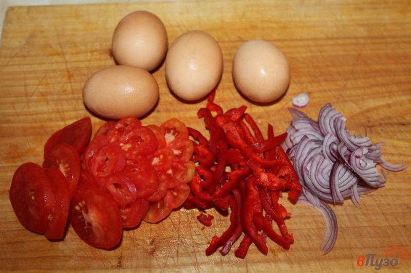 Фото приготовление рецепта: Яичница с овощами и сыром на завтрак шаг №1