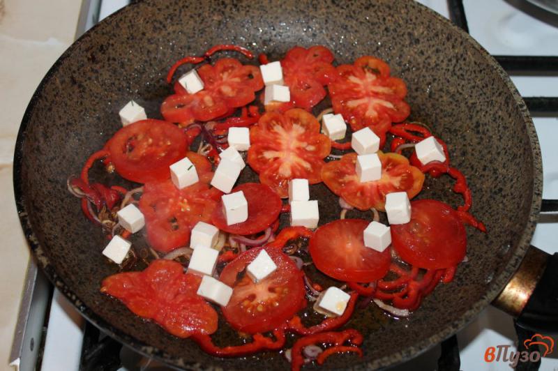 Фото приготовление рецепта: Яичница с овощами и сыром на завтрак шаг №3