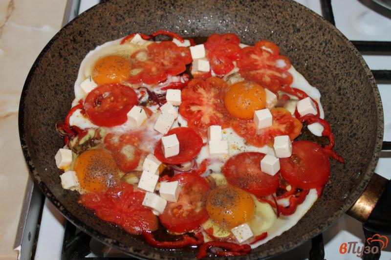 Фото приготовление рецепта: Яичница с овощами и сыром на завтрак шаг №4