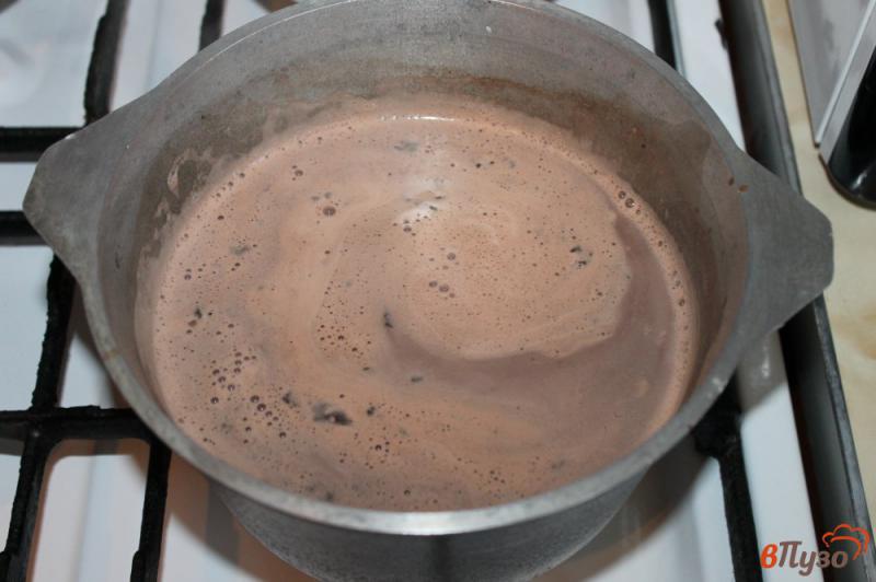 Фото приготовление рецепта: Какао с тертым черным шоколадом шаг №4