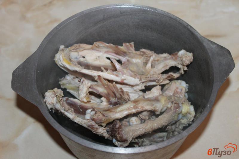 Фото приготовление рецепта: Куриный бульон с куриными фрикадельками и вермишелью шаг №1