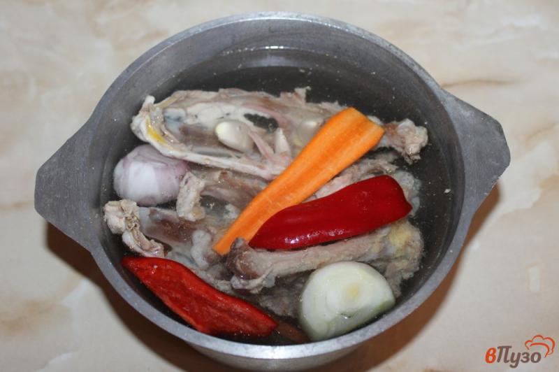 Фото приготовление рецепта: Куриный бульон с куриными фрикадельками и вермишелью шаг №2