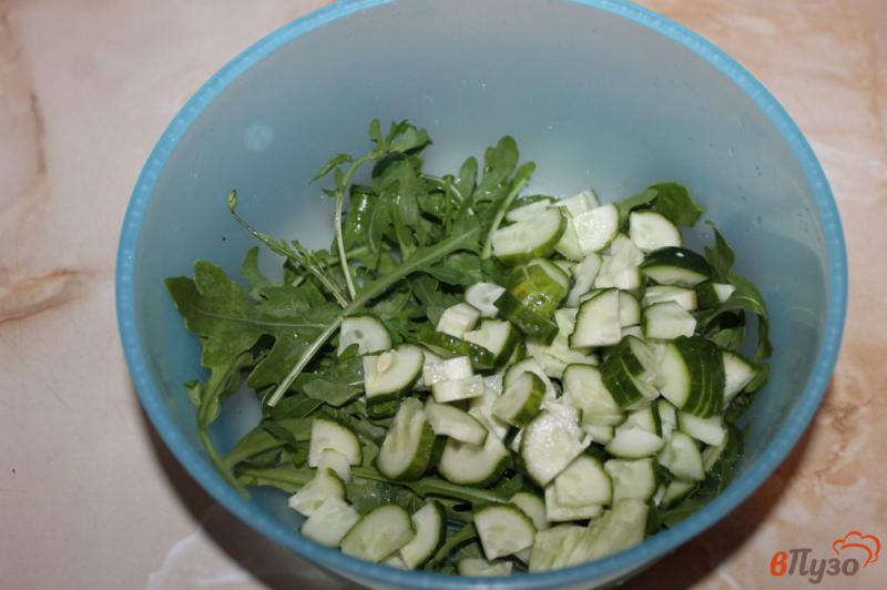 Фото приготовление рецепта: Салат из рукколы, перца и феты шаг №2
