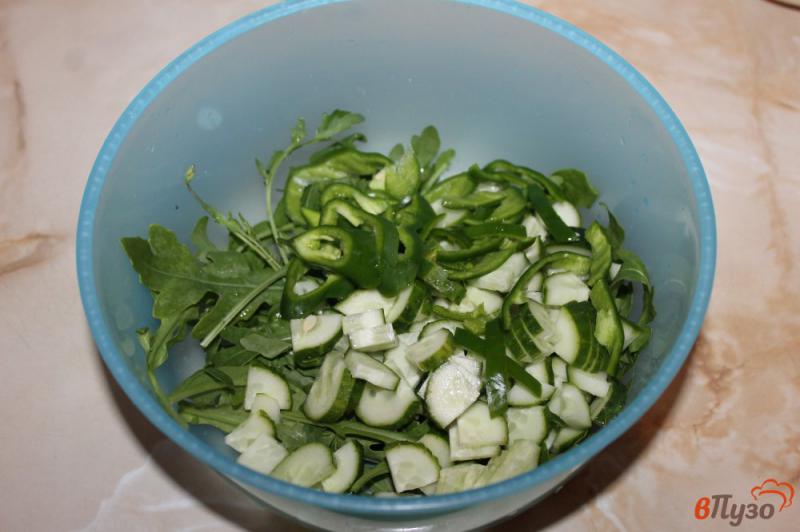 Фото приготовление рецепта: Салат из рукколы, перца и феты шаг №3