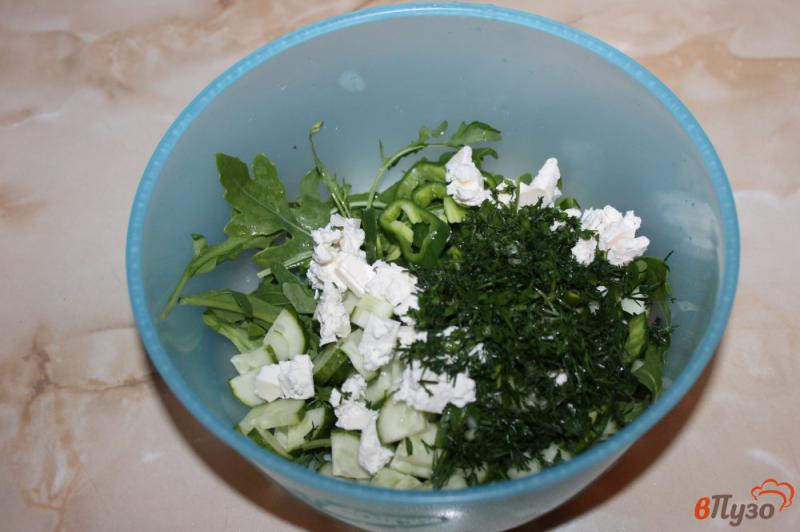 Фото приготовление рецепта: Салат из рукколы, перца и феты шаг №5