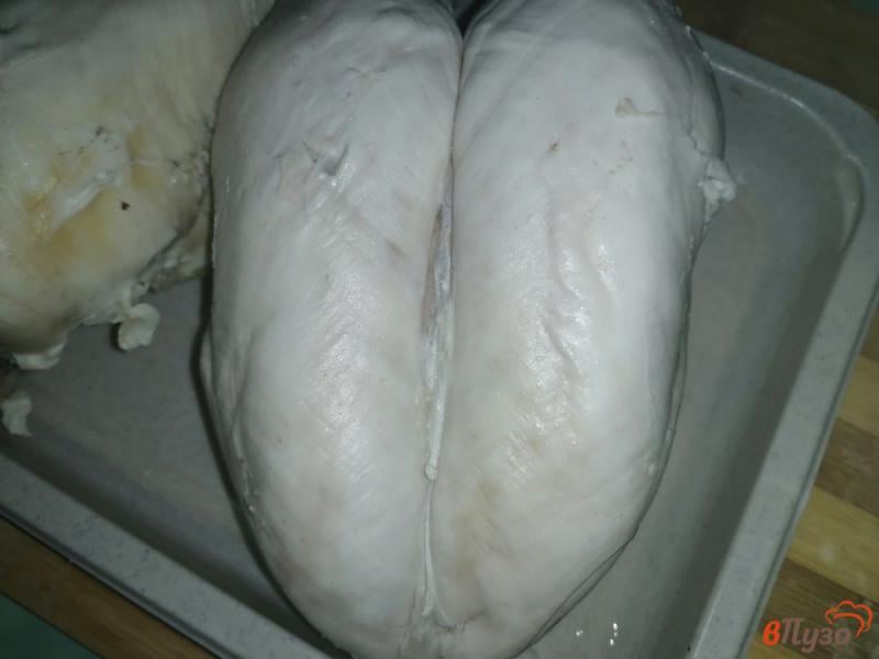 Фото приготовление рецепта: Паштет из куриной грудки с луком и сливками шаг №1