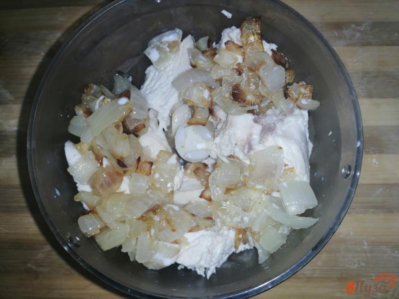 Фото приготовление рецепта: Паштет из куриной грудки с луком и сливками шаг №5