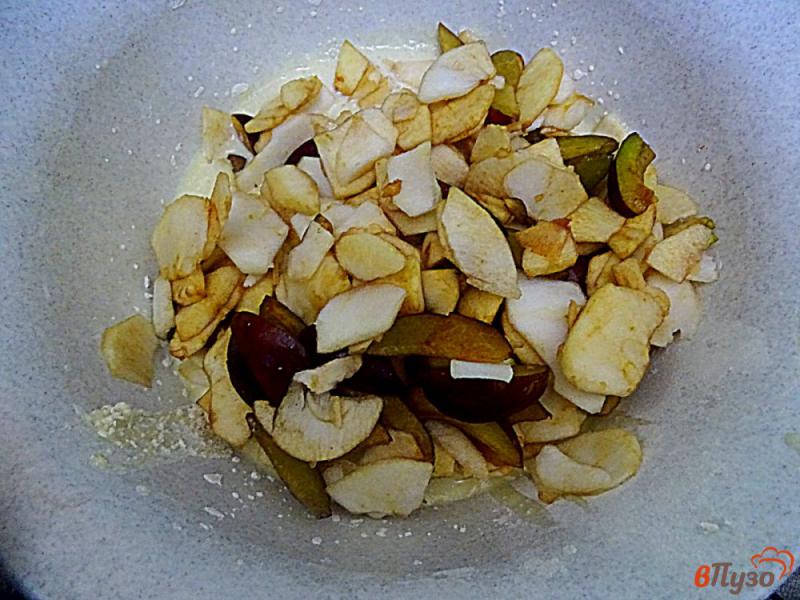 Фото приготовление рецепта: Яблочно -сливовый пирог невидимый шаг №6