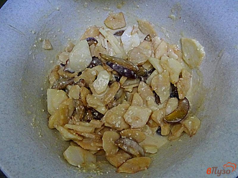Фото приготовление рецепта: Яблочно -сливовый пирог невидимый шаг №7