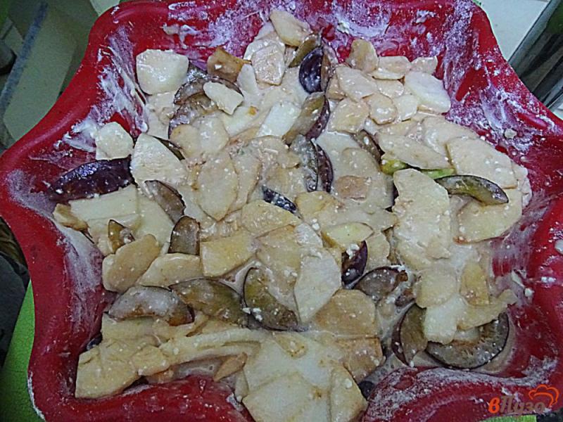 Фото приготовление рецепта: Яблочно -сливовый пирог невидимый шаг №9