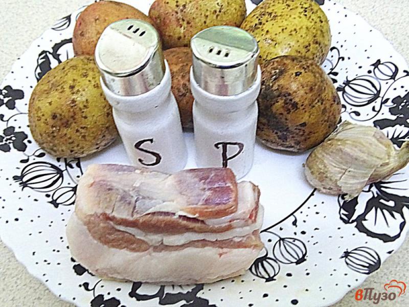 Фото приготовление рецепта: Картофель с салом и чесноком шаг №2