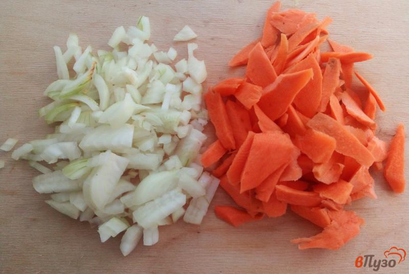 Фото приготовление рецепта: Грибной суп с яичной лапшой и овощами шаг №2