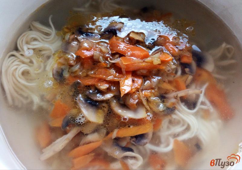 Фото приготовление рецепта: Грибной суп с яичной лапшой и овощами шаг №7