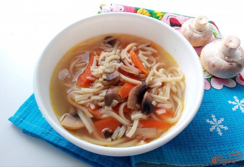 Фото приготовление рецепта: Грибной суп с яичной лапшой и овощами шаг №9