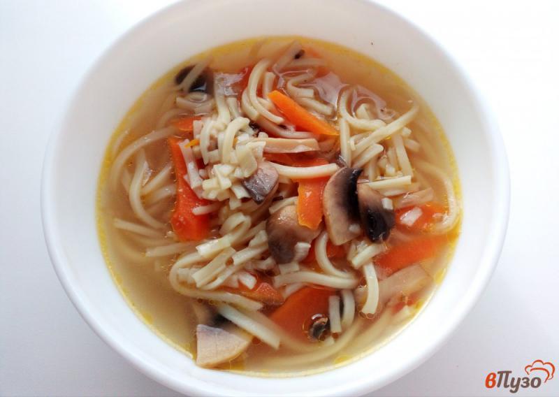 Фото приготовление рецепта: Грибной суп с яичной лапшой и овощами шаг №8