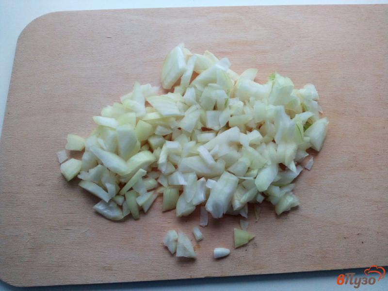 Фото приготовление рецепта: Крабовый салат с жареным луком шаг №3