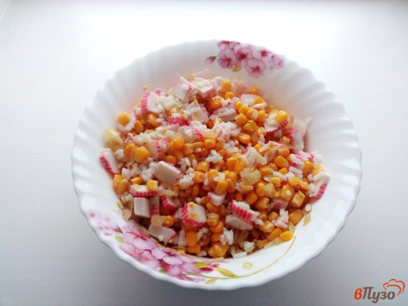 Фото приготовление рецепта: Крабовый салат с жареным луком шаг №7
