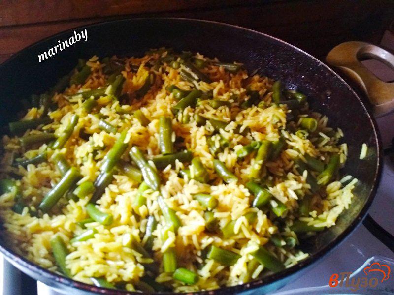 Фото приготовление рецепта: Жаренный рис с фасолью шаг №4