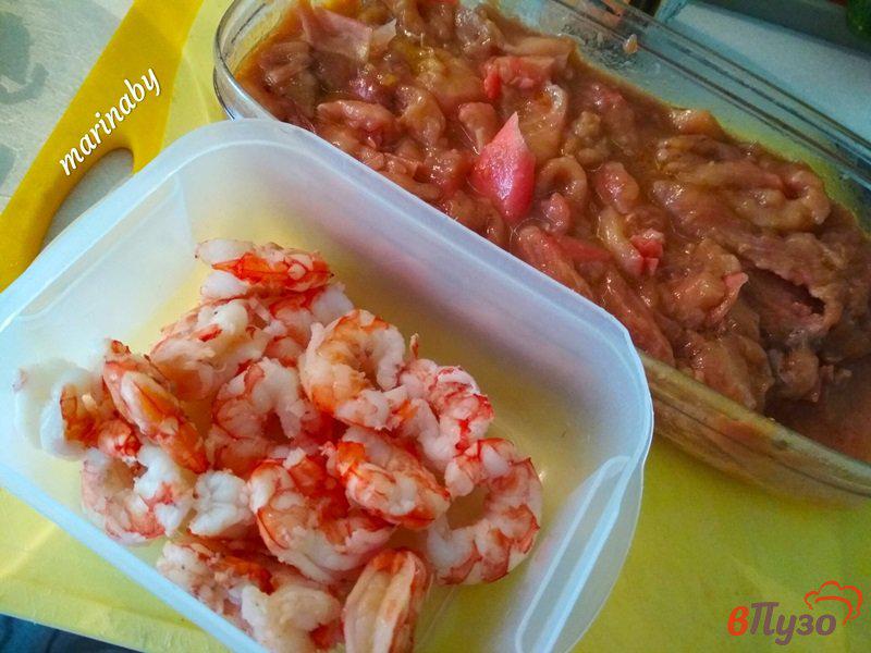 Фото приготовление рецепта: Салат овощной с креветками и лососем шаг №1