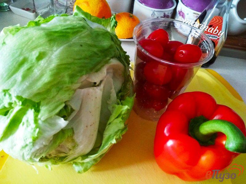 Фото приготовление рецепта: Салат овощной с креветками и лососем шаг №2