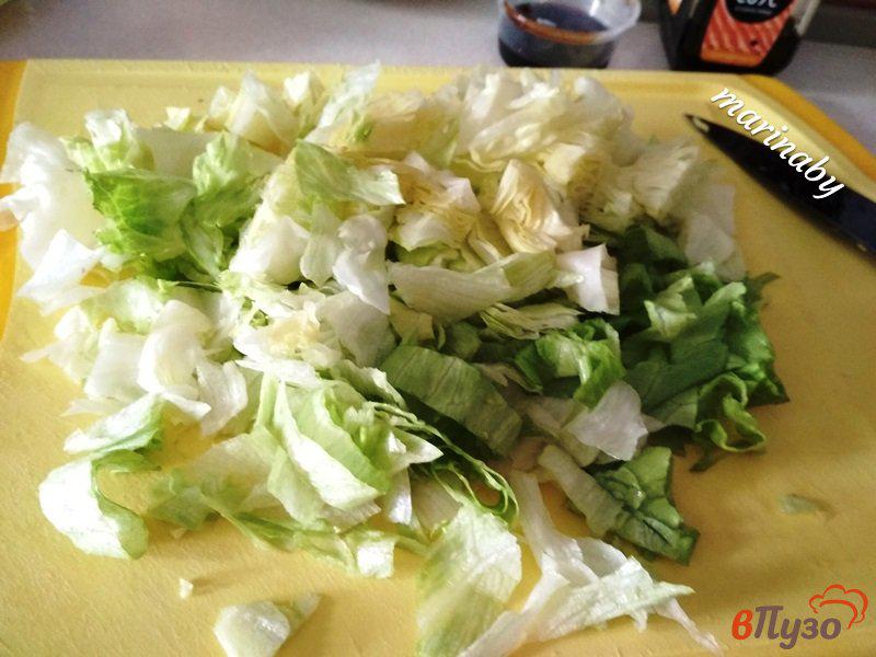 Фото приготовление рецепта: Салат овощной с креветками и лососем шаг №3