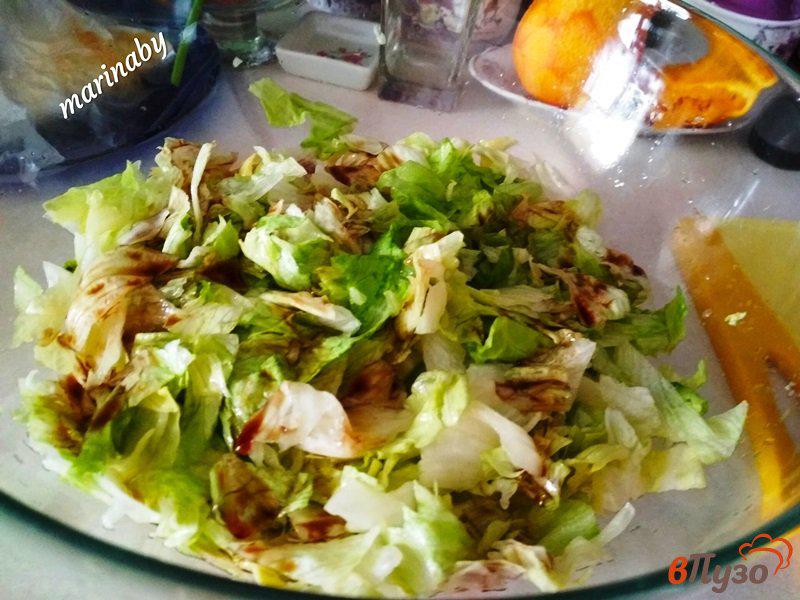 Фото приготовление рецепта: Салат овощной с креветками и лососем шаг №4
