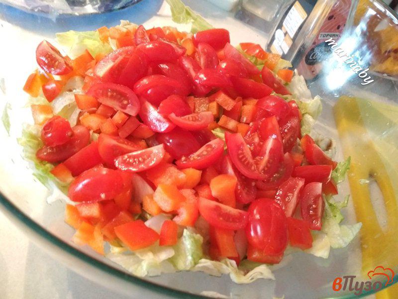 Фото приготовление рецепта: Салат овощной с креветками и лососем шаг №7