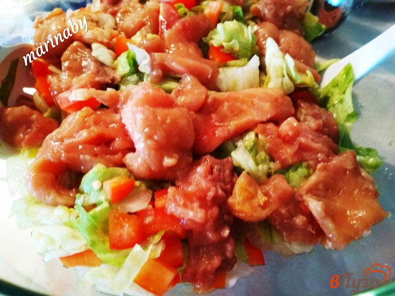 Фото приготовление рецепта: Салат овощной с креветками и лососем шаг №8