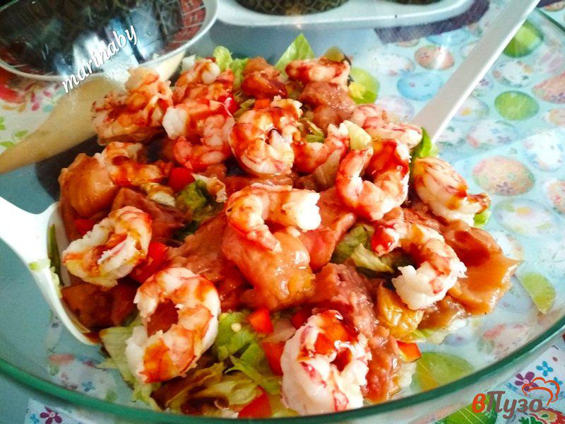 Фото приготовление рецепта: Салат овощной с креветками и лососем шаг №10