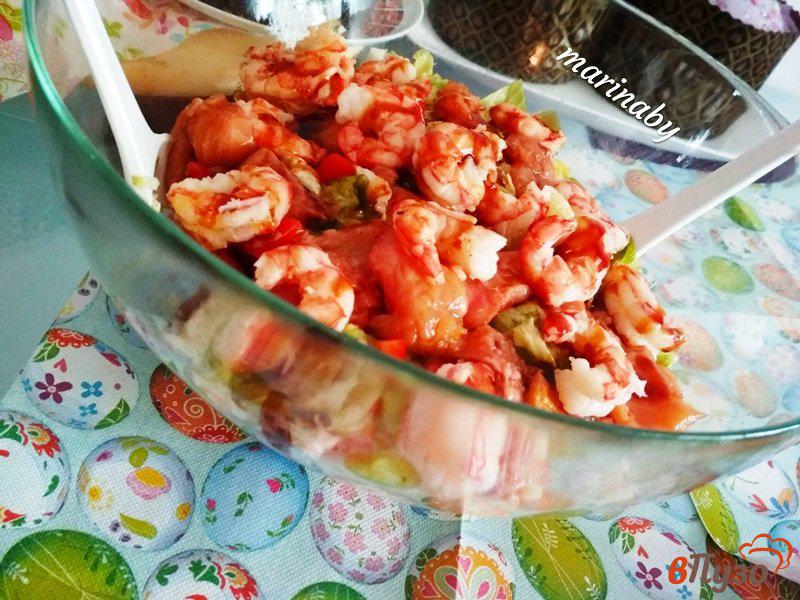 Фото приготовление рецепта: Салат овощной с креветками и лососем шаг №11