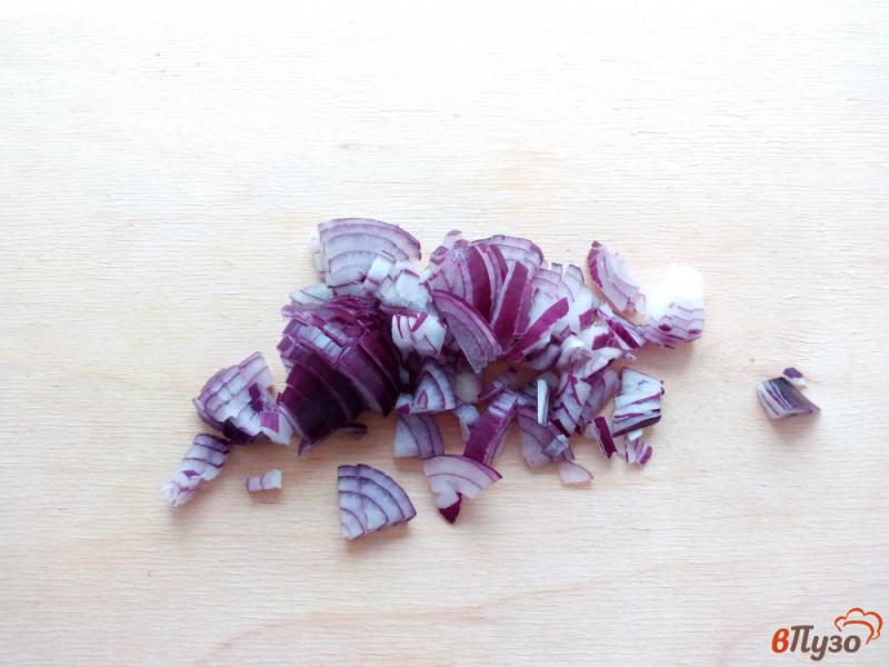 Фото приготовление рецепта: Салат с консервированным тунцом, рисом и горошком шаг №4