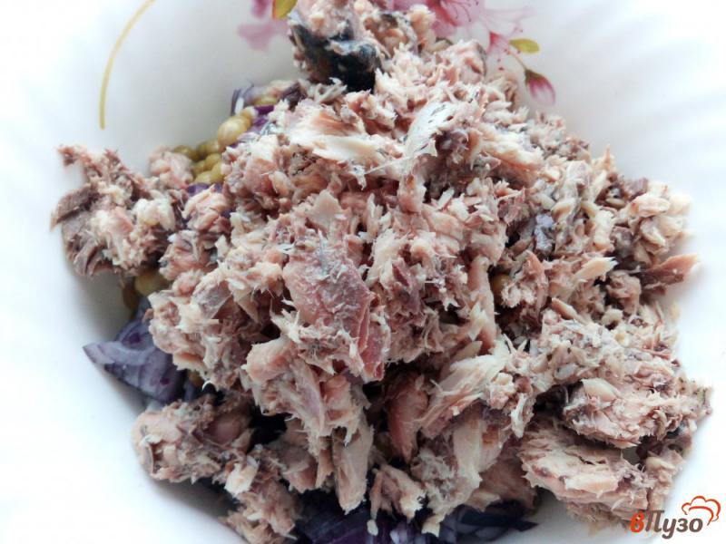 Фото приготовление рецепта: Салат с консервированным тунцом, рисом и горошком шаг №5