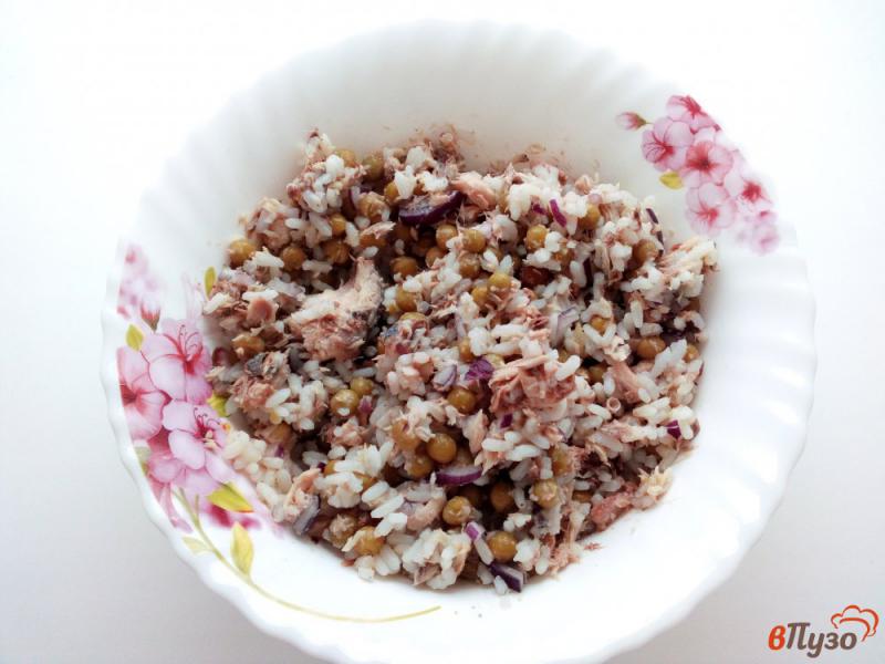 Фото приготовление рецепта: Салат с консервированным тунцом, рисом и горошком шаг №6