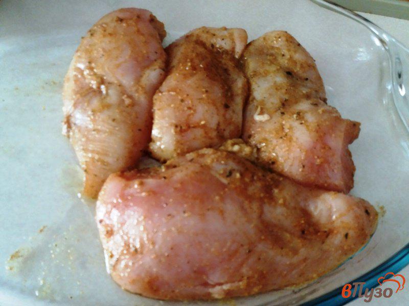 Фото приготовление рецепта: Запеченное куриное филе с кабачком и отварным молодым картофелем шаг №3