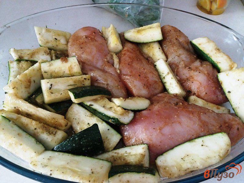 Фото приготовление рецепта: Запеченное куриное филе с кабачком и отварным молодым картофелем шаг №4