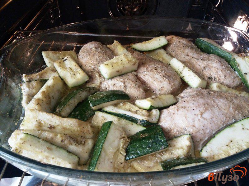 Фото приготовление рецепта: Запеченное куриное филе с кабачком и отварным молодым картофелем шаг №5
