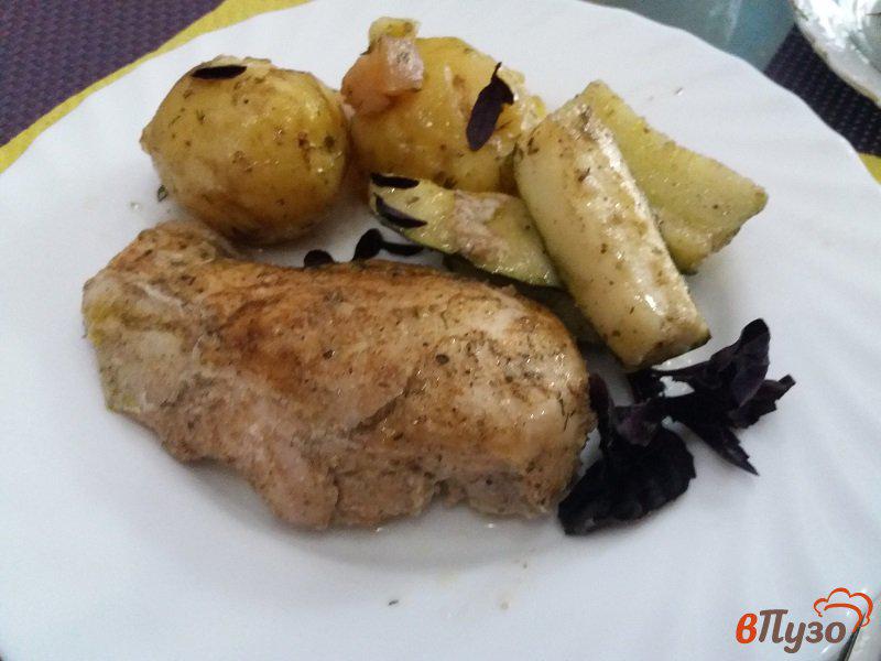 Фото приготовление рецепта: Запеченное куриное филе с кабачком и отварным молодым картофелем шаг №6